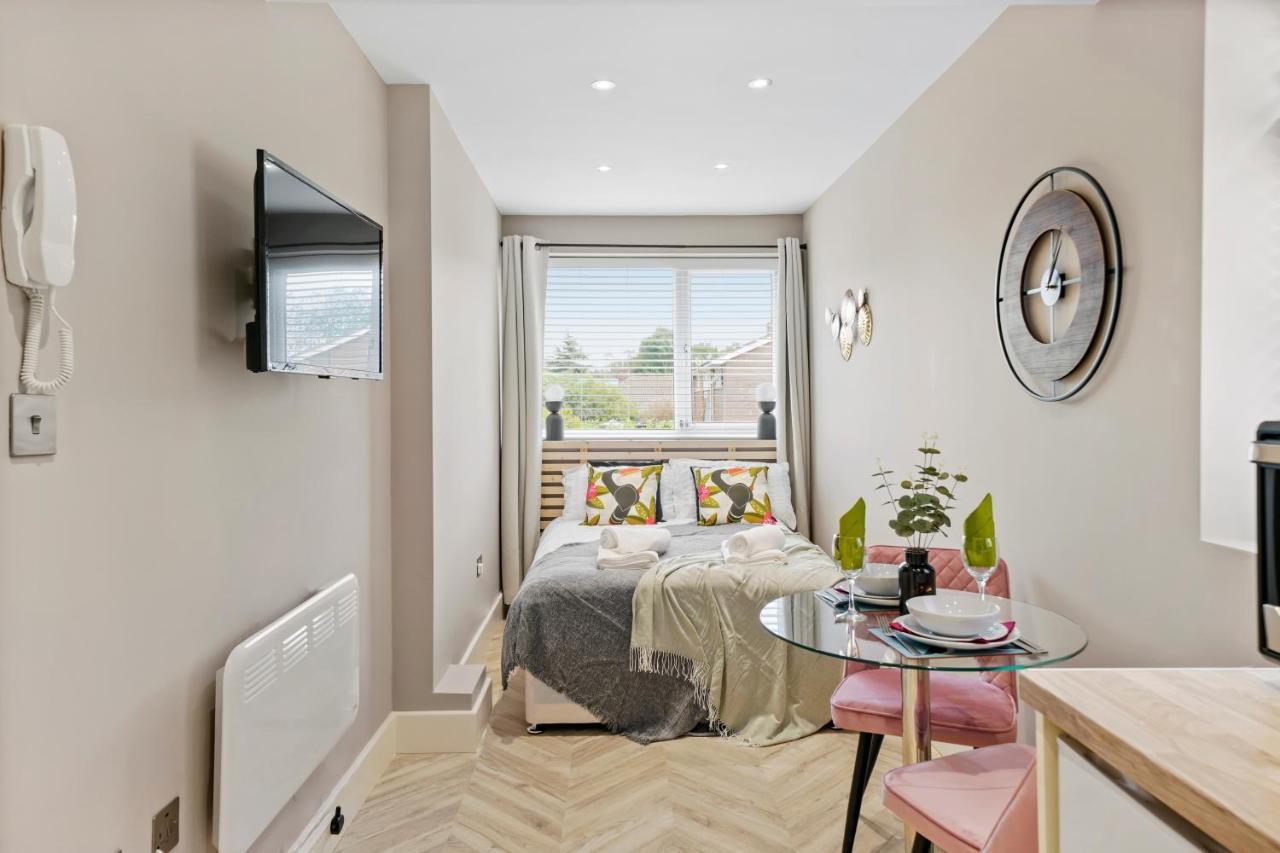 Cosy Heathrow Studios - Parking - Garden London Luaran gambar