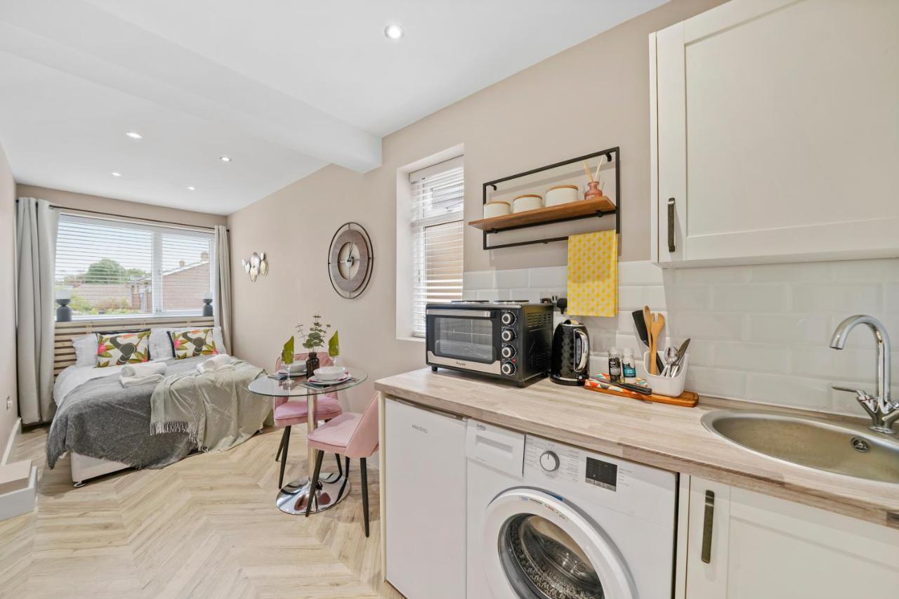Cosy Heathrow Studios - Parking - Garden London Luaran gambar
