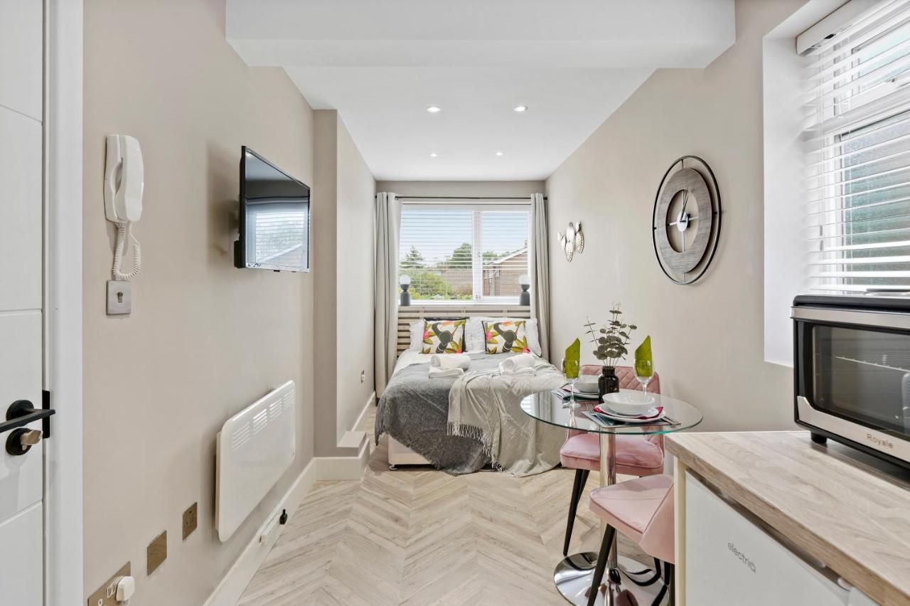 Cosy Heathrow Studios - Parking - Garden London Luaran gambar